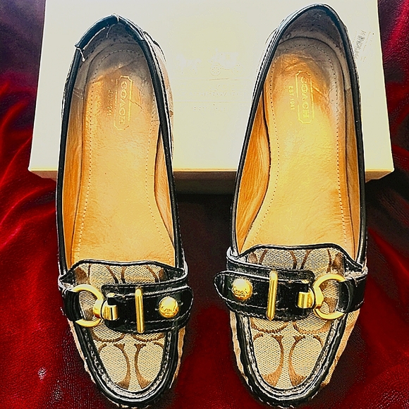 Beautiful COACH Signature Elkie C/Pat Loafers - Picture 5 of 5